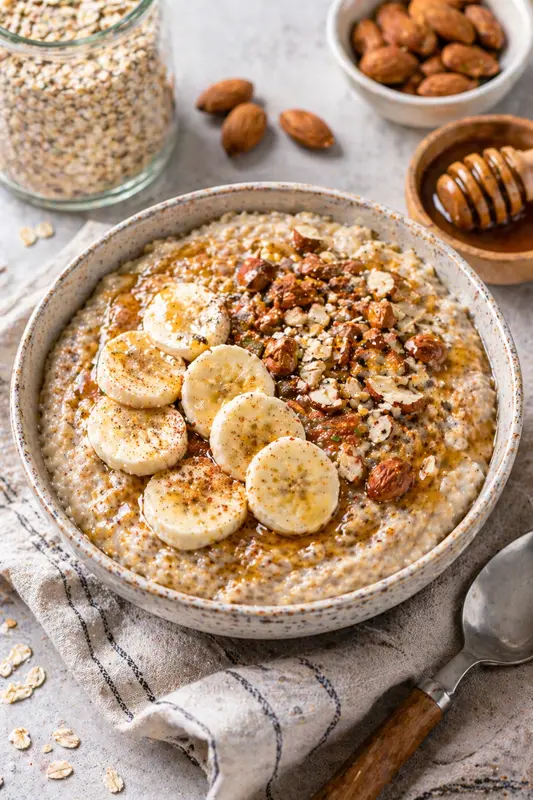 Healthy Oatmeal with Banana and Nuts: A Quick & Nutritious Breakfast